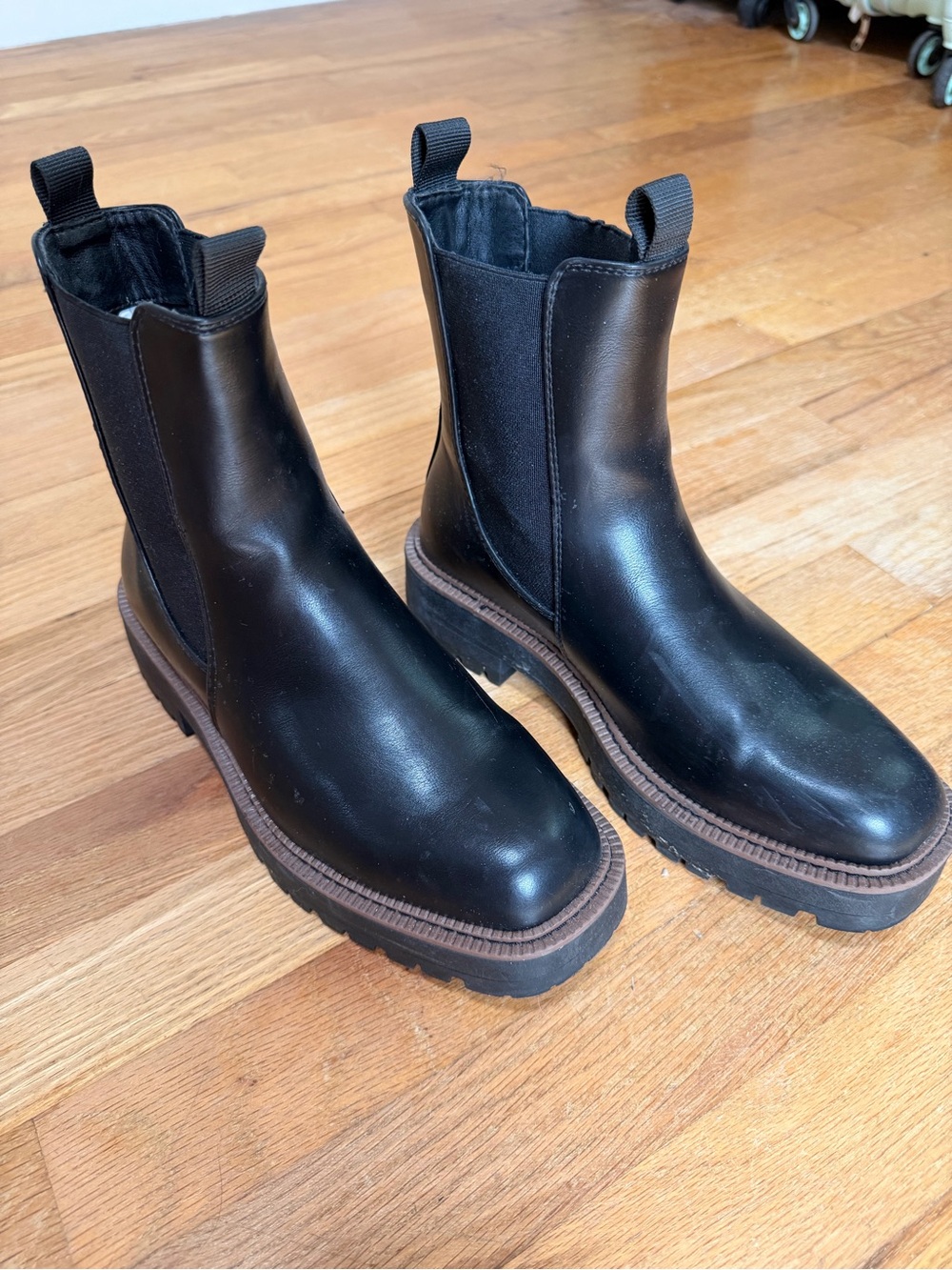 Womens Black Chelsea Lug Boots